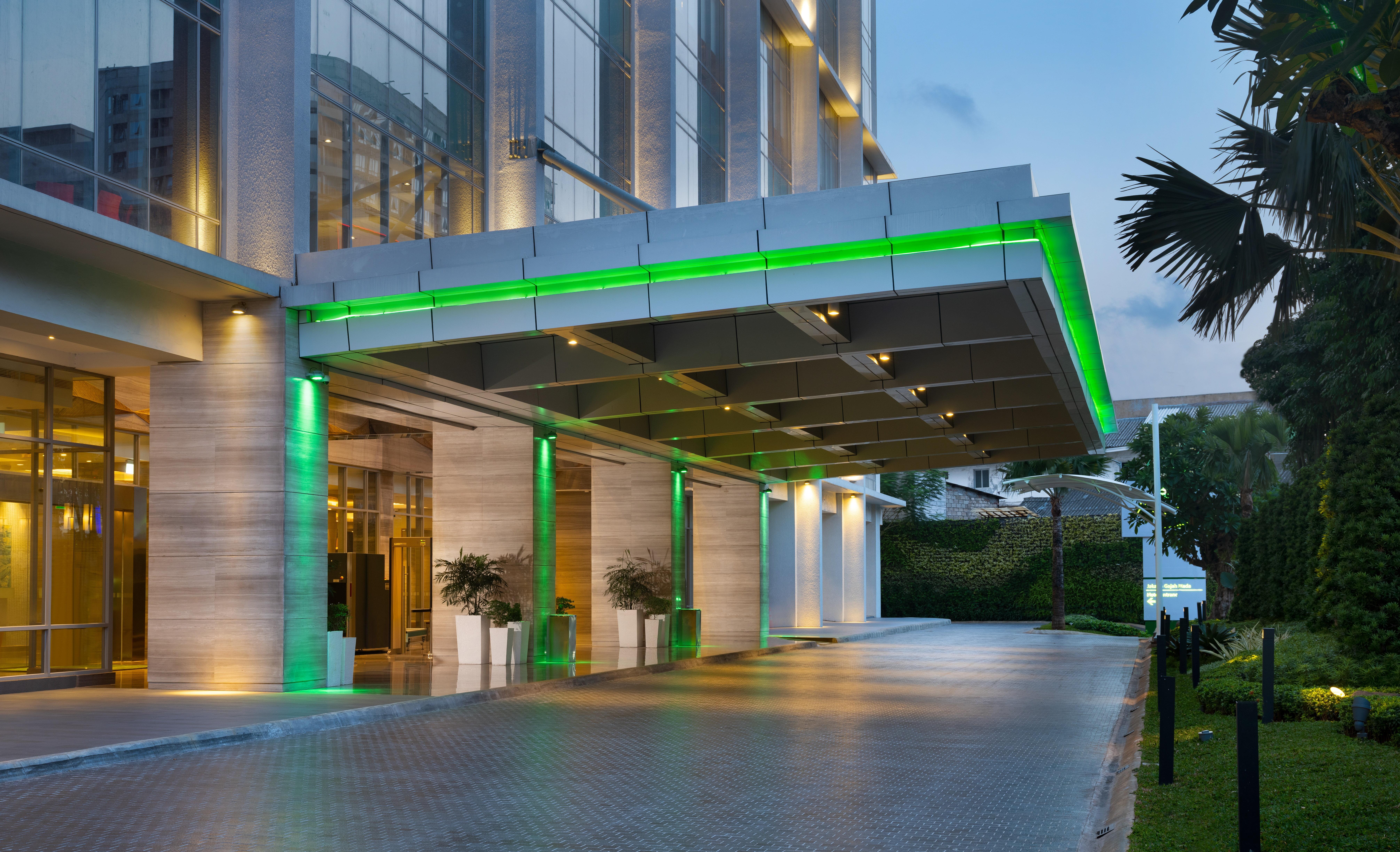 Holiday Inn & Suites Jakarta Gajah Mada, An Ihg Hotel Exterior foto